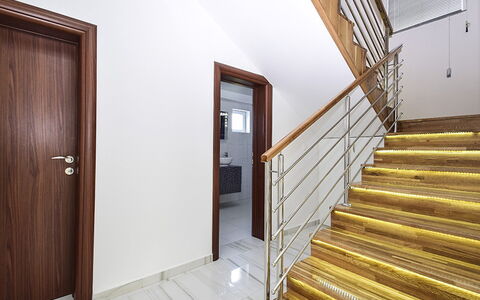 Julija: Propiedad, Escalera, Habitación, Bienes Raíces, Edificio, Pretil, Casa, Arquitectura, Diseño De Interiores, Suelo