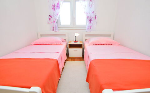 Sofija: Mueble, Edificio, Blanco, Comodidad, Cama, Marco De La Cama, Casa, Diseño De Interiores, Arquitectura, Suelo