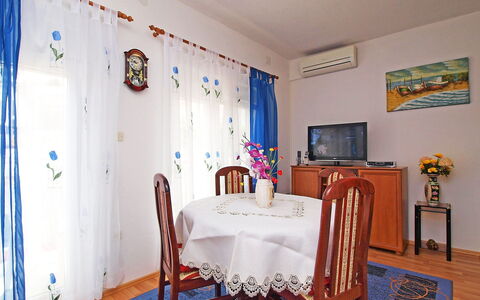Sofija: Mueble, Propiedad, Azul, Decoración, Azur, Textil, Diseño De Interiores, Madera, Edificio, Mesa