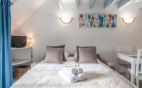 Les Pins: Mueble, Edificio, Propiedad, Azul, Comodidad, Azur, Mesa, Encendiendo, Madera, Textil