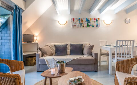 Les Pins: Mesa, Mueble, Sofá, Propiedad, Azul, Silla, Sala, Diseño De Interiores, Encendiendo, Suelo