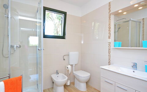 Fratrici: Espejo, Arreglo De Tubería, Propiedad, Mueble De Baño, Azul, Baño, Gabinetes, Púrpura, Lavabo