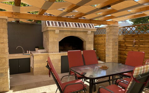 Katarina: Propiedad, Mueble, Mesa, Madera, Diseño De Interiores, Silla, Piso, Suelo, Ladrillo, Pared