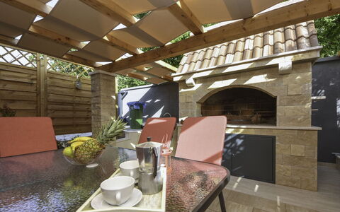 Katarina: Mesa, Propiedad, Sofá, Planta, Diseño De Interiores, Madera, Maceta, Arquitectura, Vajilla, Mueble Para Exteriores
