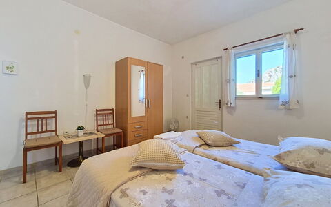 Vesna: Cama, Habitación, Mueble, Suelo, Piso, Sábana, Techo, Lecho, Diseño De Interiores, Marco De La Cama