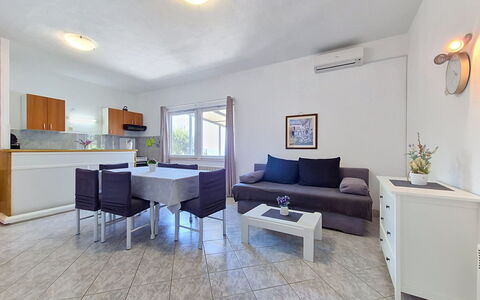 Vesna: Mueble, Piso, Suelo, Diseño De Interiores, Sofá, Departamento, Techo, Mesa, Sala, Habitación