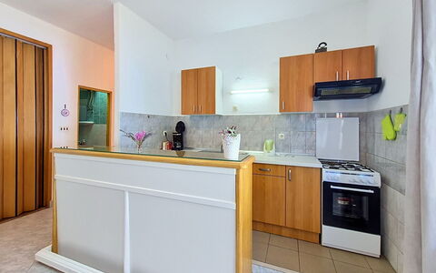 Vesna: Piso, Cocina, Mueble, Mostrador, Diseño De Interiores, Suelo, Madera, Aparato De Cocina, Gabinetes, Electrodoméstico