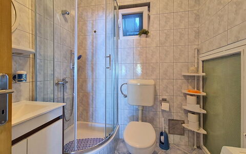 Vesna: Baño, Arreglo De Tubería, Piso, Lavabo Del Baño, Diseño De Interiores, Suelo, Baño, Asiento Del Baño, Lavabo, Grifo