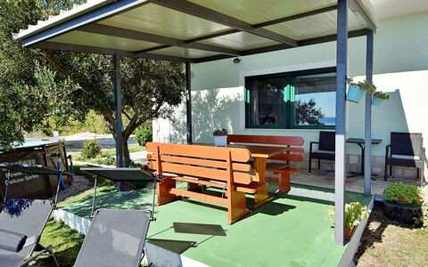 Vesna: Planta, Propiedad, Edificio, Sombra, Mueble Para Exteriores, Diseño De Interiores, Madera, Diseño Urbano, Barrio Residencial, Árbol