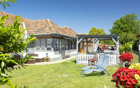 Sunny: Techo, Casa, Barrio Residencial, Casa, Cabaña, Arbusto, Porche, El Terreno Del Lote, Sombra