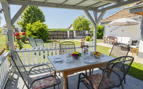 Sunny: Mueble, Silla, Mueble Para Exteriores, Mesa, Mesa Al Aire Libre, Cocina Y Comedor Mesa, Casa, Jardín, Sombra, Cabaña