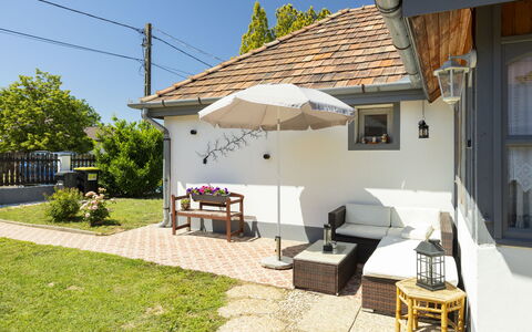 Sunny: Edificio, Casa, Techo, Casa, Barrio Residencial, Mueble, Cabaña, Mueble Para Exteriores, Jardín, Sombra