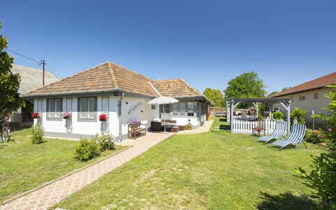 Sunny: Casa, Techo, Barrio Residencial, Casa, Arbusto, Cabaña, El Terreno Del Lote, Césped, Sombra, Jardín