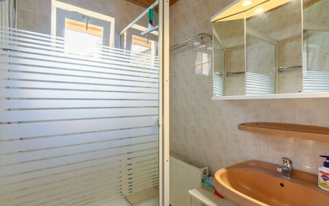 Sunny: Espejo, Grifo, Arreglo De Tubería, Lavabo Del Baño, Lavabo, Propiedad, Blanco, Baño, Planta