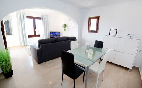 Amare Monte: Planta, Mesa, Sofá, Mueble, Propiedad, Edificio, Silla, Ventana, Planta De Casa, Diseño De Interiores