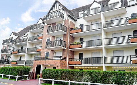 Front de Mer: Barrio Residencial, Arbusto, Casa, Jardín, Casa, El Terreno Del Lote, Techo, Sombra, Césped