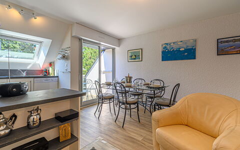 Phare de Kernevest: Planta, Mueble, Edificio, Propiedad, Mesa, Silla, Sombra, Ventana, Diseño De Interiores, Encendiendo