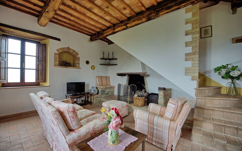 Villa Montalcino: Propiedad, Habitación, Edificio, Sala, Casa, Diseño De Interiores, Mueble, Techo, Bienes Raíces, Desván