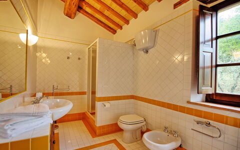 Villa Montalcino: Baño, Habitación, Propiedad, Edificio, Casa, Diseño De Interiores, Bienes Raíces, Arquitectura, Mueble, Bañera