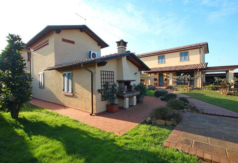 Casa Daniela: Barrio Residencial, Casa, Techo, Arbusto, Casa, Jardín, Inmuebles, Hacienda, Paisajismo, Yarda