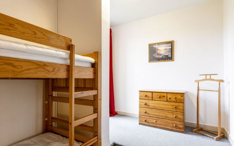 Dinard 120: Mueble, Gabinetes, Comodidad, Madera, Edificio, Cajón, Diseño De Interiores, Manchas De Madera, Cama, Piso
