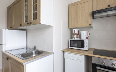 Dinard 120: Propiedad, Gabinetes, Blanco, Estufa De Gas, Aparato De Cocina, Edificio, Mostrador, Estufa De Cocina, Estufa, Electrodoméstico