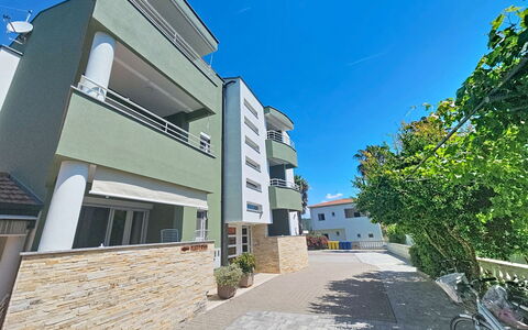 Zadar Bibinje 208: Departamento, Balcón, Condominio, Sombra, Entrada De Coches, Pasarela, Hotel