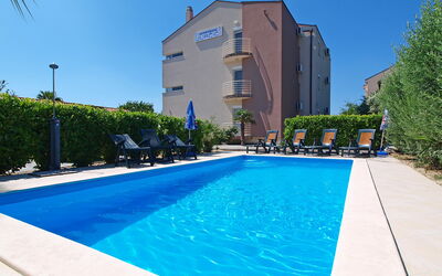Zadar Bibinje 208: Agua, Planta, Cielo, Propiedad, Tiempo De Día, Piscina, Edificio, Azul, Azur, Sombra