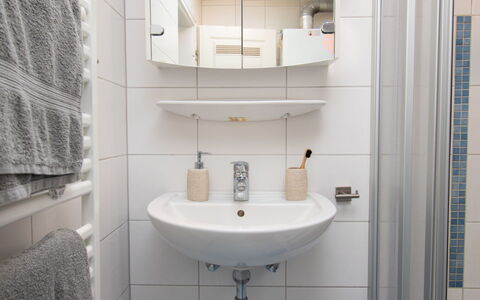 Fischerstube: Espejo, Lavabo, Grifo, Arreglo De Tubería, Lavabo Del Baño, Baño, Púrpura, Diseño De Interiores, Suelo, Línea