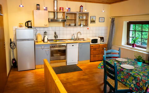 Haus Keller: Gabinetes, Mostrador, Fregadero, Lavabo, Mueble, Ventana, Grifo, Cocina, Estufa De Cocina, Madera