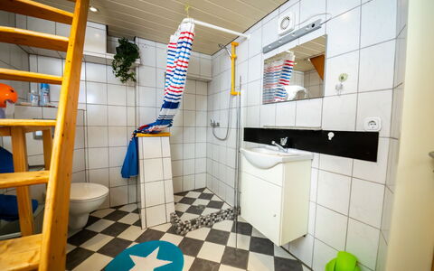 Haus Keller: Propiedad, Arreglo De Tubería, Edificio, Casa, Baño, Piso, Diseño De Interiores, Suelo, Amarillo, Línea