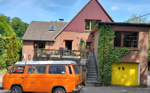 Haus Keller: Cielo, Planta, Propiedad, Vehículo, Ventana, Nube, Edificio, Coche, Rueda