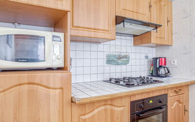 Maison de L'Anse du Guesclin 2 920.2: Mostrador, Gabinetes, Propiedad, Edificio, Cocina, Aparato De Cocina, Estufa De Cocina, Madera, Electrodoméstico, Diseño De Interiores