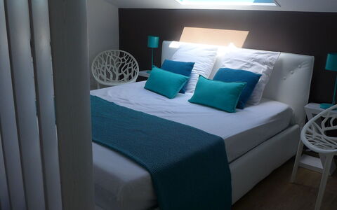 Capbreton 450: Mueble, Propiedad, Edificio, Mesa, Comodidad, Marco De La Cama, Azur, Almohada, Rectángulo, Textil
