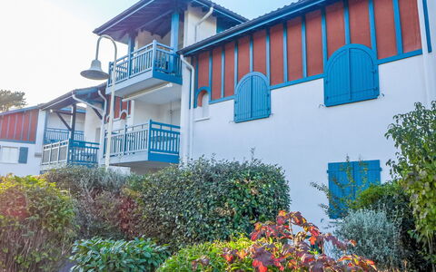 Capbreton 450: Azul, Arbusto, Inmuebles, Balcón, Sombra, Paisajismo, Villa, Yarda, Mansión, Hacienda