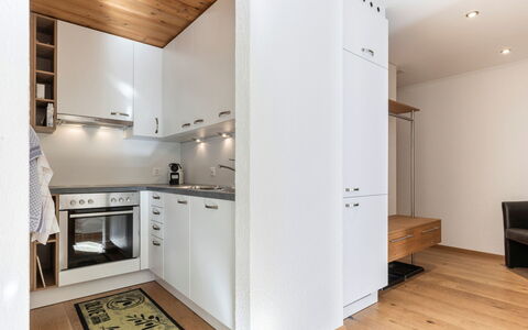 Atlantis Apartments by Mein Samnaun – Mo: Piso, Diseño De Interiores, Suelo, Madera, Mueble, Aparato De Cocina, Cocina, Techo, Electrodoméstico, Suelos De Madera