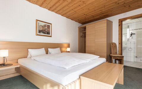 Atlantis Apartments by Mein Samnaun – Mo: Madera, Diseño De Interiores, Suelo, Cama, Habitación, Piso, Mueble, Habitación, Techo, Marco De La Cama
