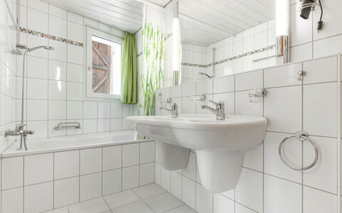 Atlantis Apartments by Mein Samnaun – Mo: Baño, Arreglo De Tubería, Diseño De Interiores, Lavabo Del Baño, Piso, Lavabo, Suelo, Grifo, Plomería, Baño