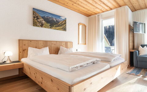 Atlantis Apartments by Mein Samnaun – Mo: Madera, Casa, Habitación, Cordillera, Cama, Madera Dura, Lecho, Sábana, Landform Glaciales, Marco De La Cama