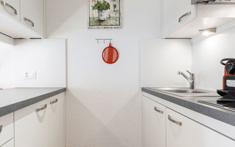 Atlantis Apartments by Mein Samnaun – Mo: Cocina, Mostrador, Diseño De Interiores, Electrodoméstico, Aparato De Cocina, Piso, Gabinetes, Techo, Casa, Habitación