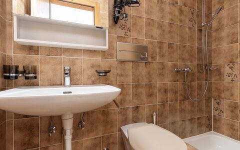 Atlantis Apartments by Mein Samnaun – Mo: Baño, Asiento Del Baño, Lavabo Del Baño, Arreglo De Tubería, Baño, Piso, Lavabo, Diseño De Interiores, Suelo, Grifo