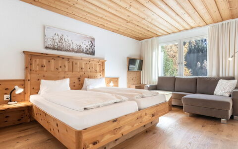 Atlantis Apartments by Mein Samnaun – Mo: Madera, Diseño De Interiores, Mueble, Techo, Madera Dura, Cama, Manchas De Madera, Habitación, Suelos De Madera, Tablón