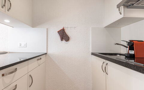 Atlantis Apartments by Mein Samnaun – Mo: Diseño De Interiores, Madera, Cocina, Piso, Mostrador, Suelo, Techo, Gabinetes, Habitación, Aparato De Cocina