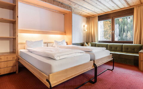 Atlantis Apartments by Mein Samnaun – Mo: Manchas De Madera, Madera Dura, Cama, Cortina, Habitación, Hotel, Marco De La Cama, Eco Hotel