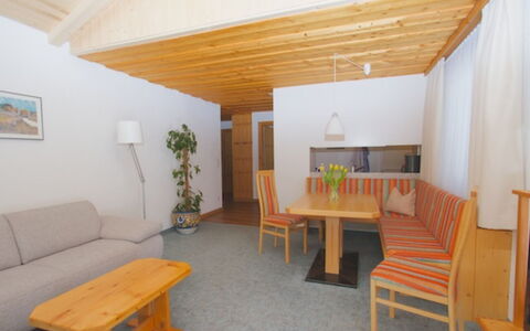 Atlantis Apartments by Mein Samnaun – Mo: Mesa, Cielo, Mueble, Planta, Maceta, Nube, Ventana, Flor, Planta De Casa, Montaña