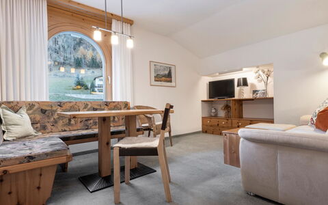 Atlantis Apartments by Mein Samnaun – Mo: Mueble, Diseño De Interiores, Madera, Piso, Techo, Suelo, Habitación, Encendiendo, Sala, Sofá