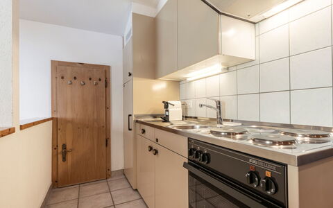 Atlantis Apartments by Mein Samnaun – Mo: Madera, Piso, Diseño De Interiores, Techo, Cocina, Electrodoméstico, Gabinetes, Suelo, Habitación, Mostrador
