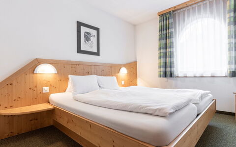 Atlantis Apartments by Mein Samnaun – Mo: Habitación, Cama, Marco De La Cama, Hotel, Lecho, Madera Dura, Sábana, Colchón, Colchoneta
