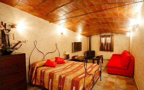 L'Aldea: Habitación, Cama, Habitación, Mueble, Propiedad, Diseño De Interiores, Techo, Edificio, Sábana, Marco De La Cama