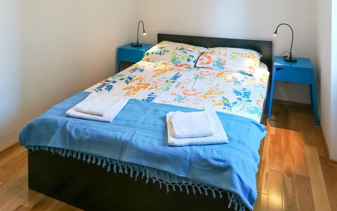 Dubravka: Mueble, Propiedad, Azul, Almohada, Comodidad, Textil, Cama, Madera, Suelo, Piso
